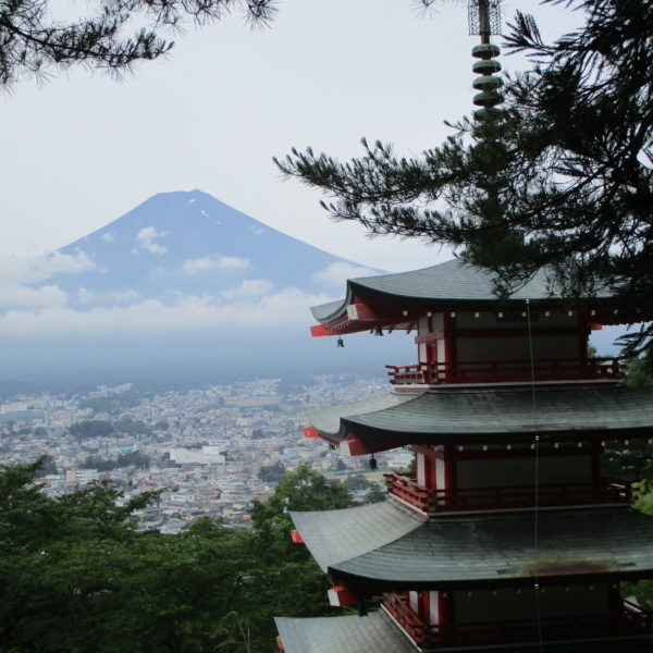 五十の塔と富士山