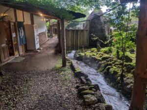 野々湯温泉の温泉までの通路に流れる温泉の川